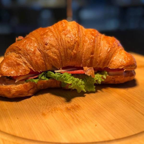 Круассан с колбасой